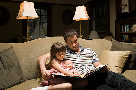 父亲和女儿一起读一本书图片