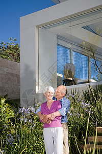 有一对年老夫妇站在花园里图片
