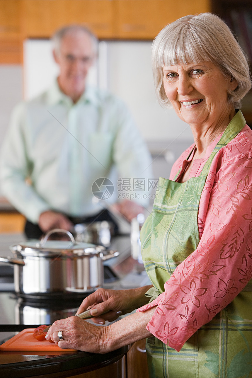 一位高龄女人在烹饪图片