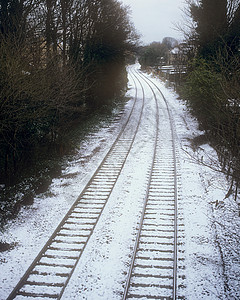 积雪覆盖的铁轨图片