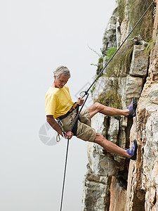 攀岩的男子图片