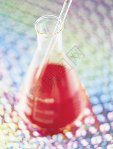 化学实验室中的液体运动：量瓶与锥形烧瓶观察图片