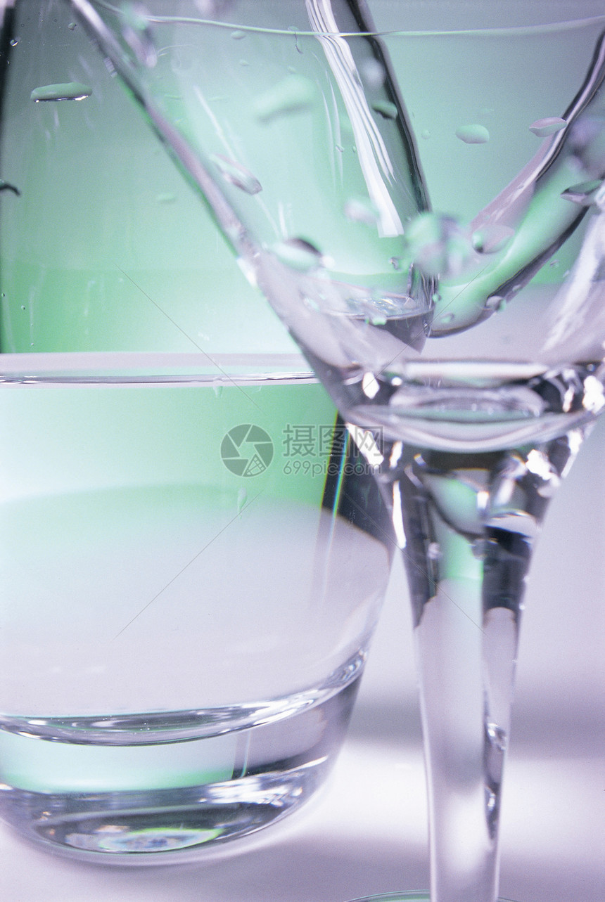 装水的玻璃杯图片