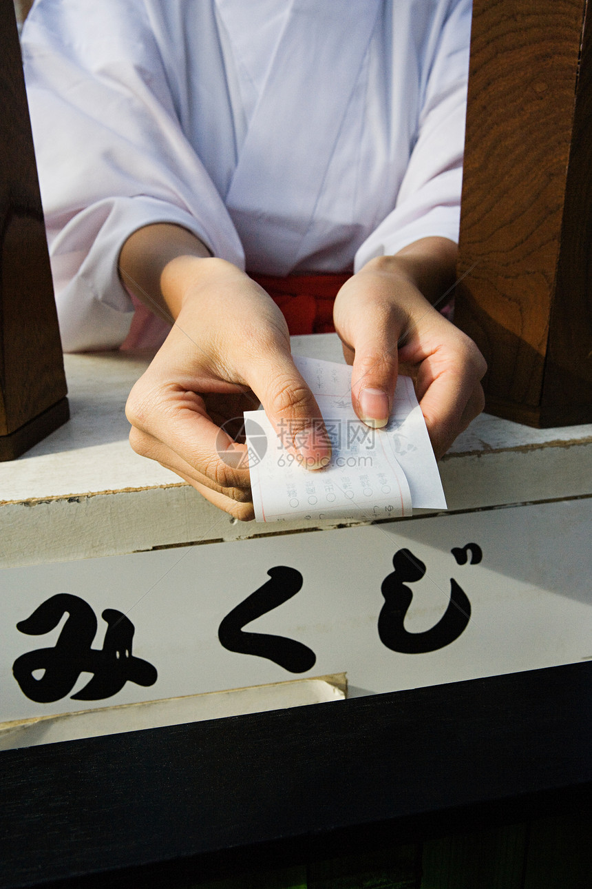 女人拿着小木菊图片