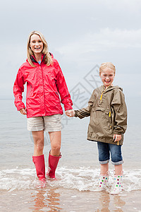母亲和女儿站在海边图片