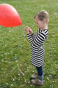 在户外玩气球的女孩子图片