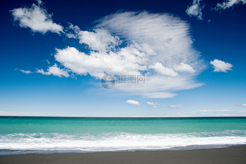 白云下的荒沙海滩图片