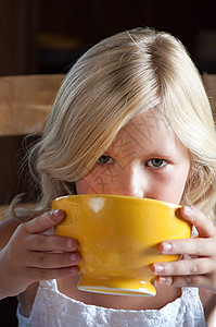 在碗里喝热水的女孩图片