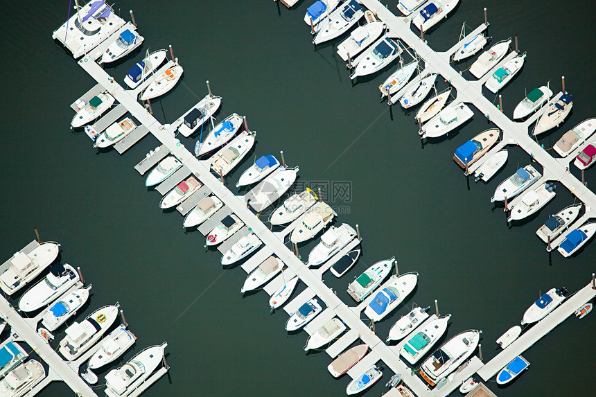美国罗得岛Newport县新港码头停泊的船舶图片