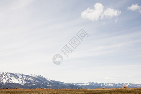 美国加利福尼亚州雪山和草原图片