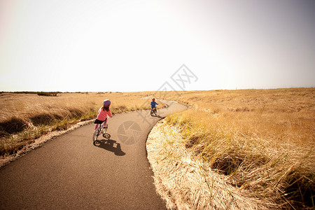 两个儿童沿车道骑自行车图片