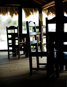 海边餐厅的椅子图片