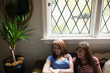 坐在窗边的两名少女背景图片
