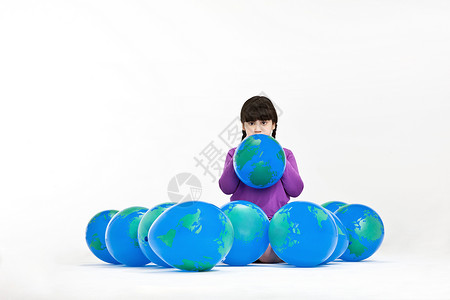 吹地球气球的女孩图片