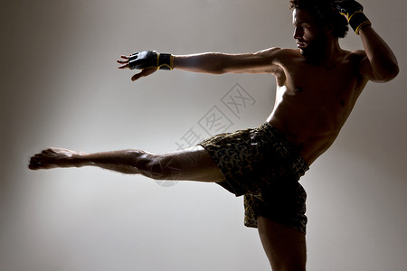 练习跆拳道的年轻男子图片