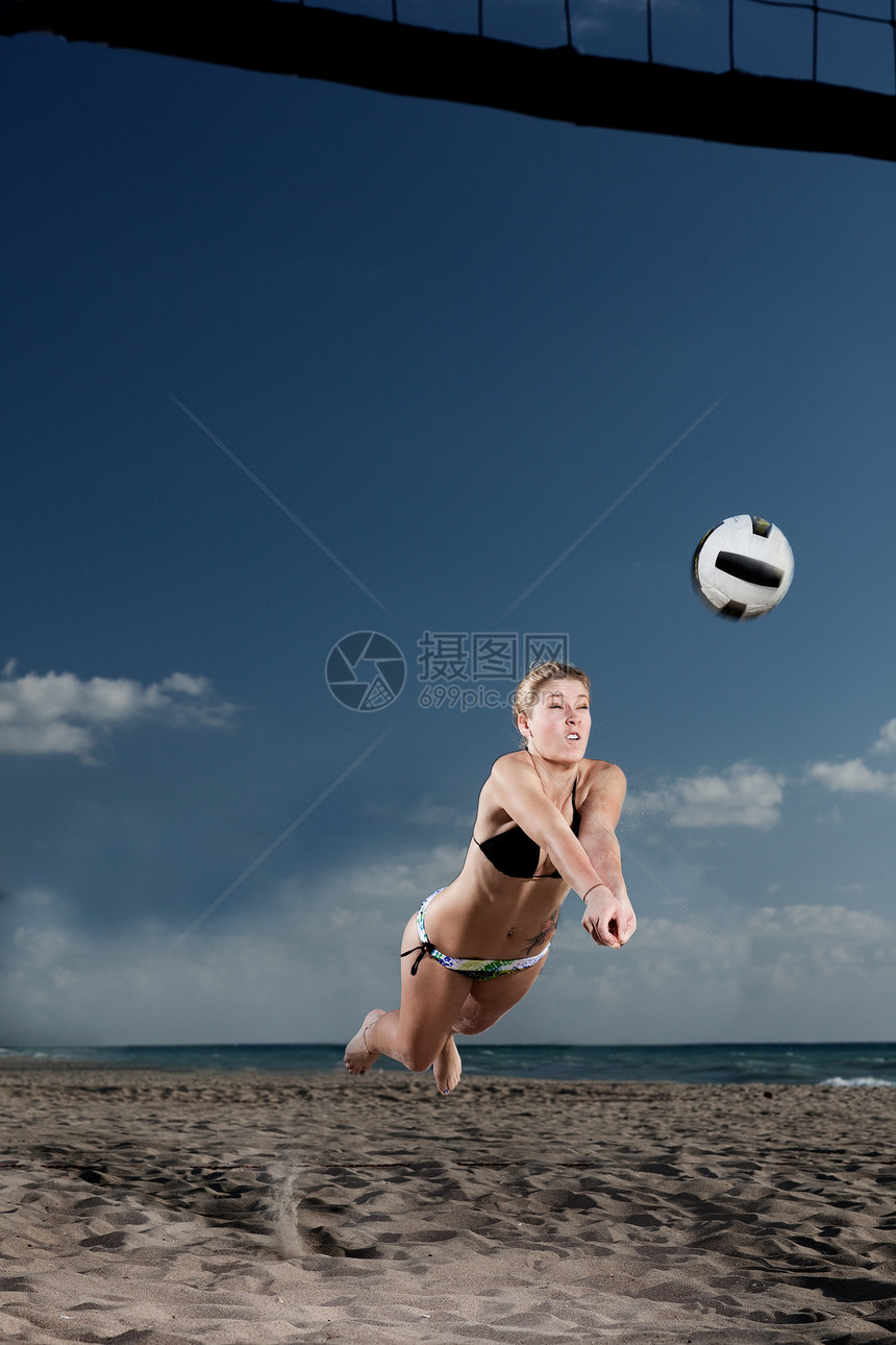 青年女子打沙滩排球图片