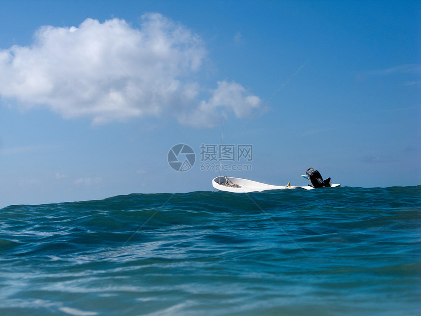 海洋中的船图片