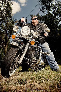 骑着摩托车的男人肖像图片
