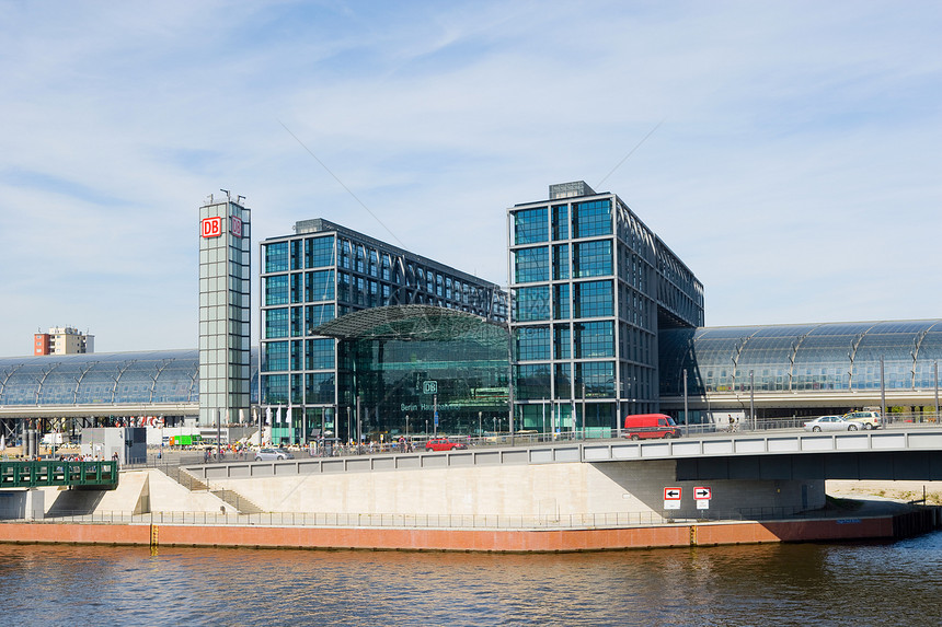德国柏林河和新的中央铁路站图片