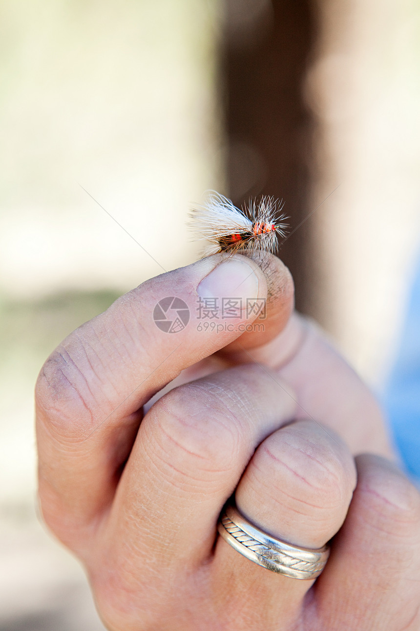 美国科罗拉多州一名男子手持仿蝇钓鱼图片