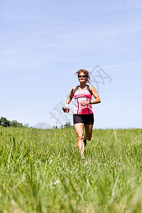 女在田间奔跑图片
