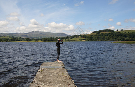 Triathlete游泳运动员站在码头上背景图片