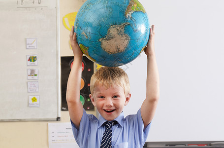 学校男孩在课堂上头顶着地球仪图片