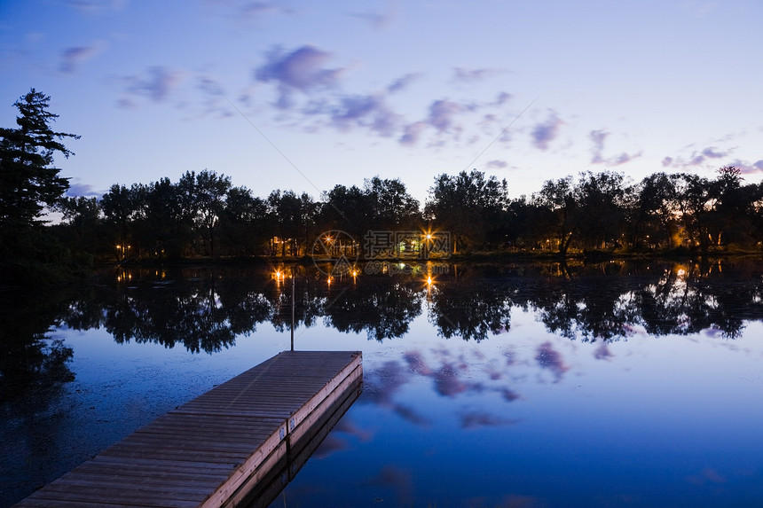 黎明时分的湖面图片