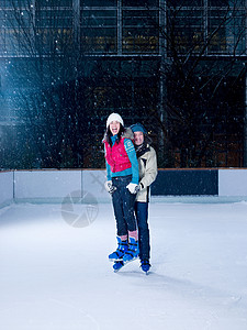 男人在滑冰时抱着女人图片
