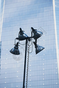 街道灯和摩天大楼背景图片