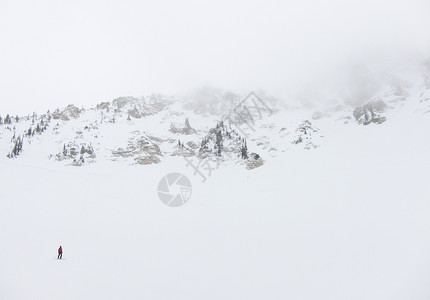 白山地上的孤单滑雪者背景图片