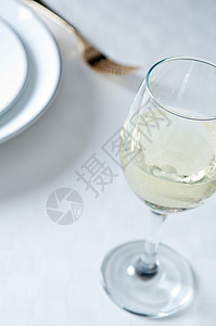 桌上的白葡萄酒杯子图片素材