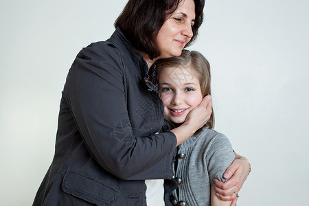母亲拥抱女儿背景图片