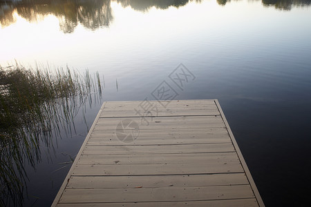 木制码头和湖泊背景图片