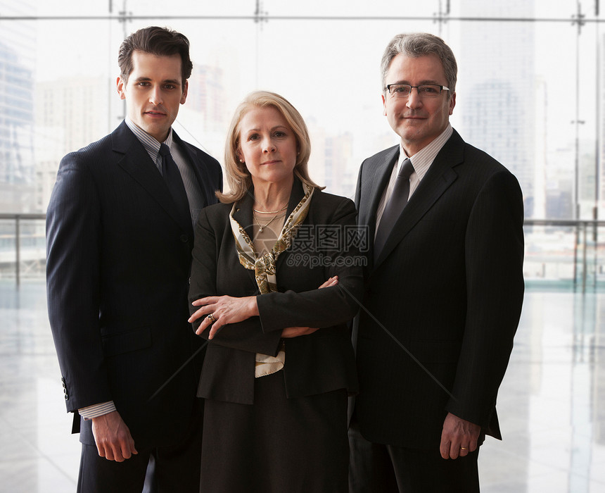 三个商业同事站在一起 图片