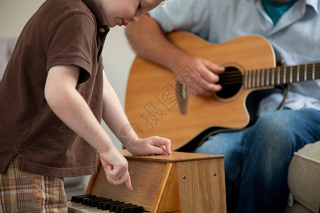 男孩弹小钢琴爷爷谈吉他伴奏图片