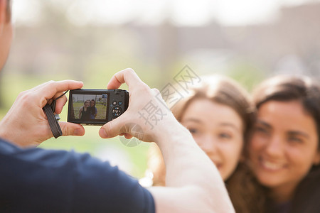 男子拍摄两个年轻女子的照片图片
