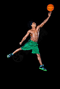 手拿篮球跳跃的运动员图片