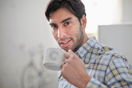 男人在厨房喝咖啡咖啡杯高清图片素材
