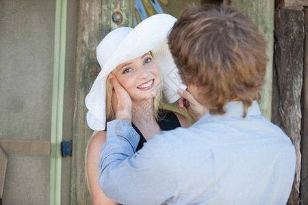 男人调整女朋友的帽子图片