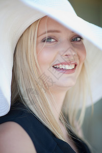 戴帽子的笑脸女人图片