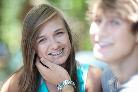 少女与男朋友的微笑图片