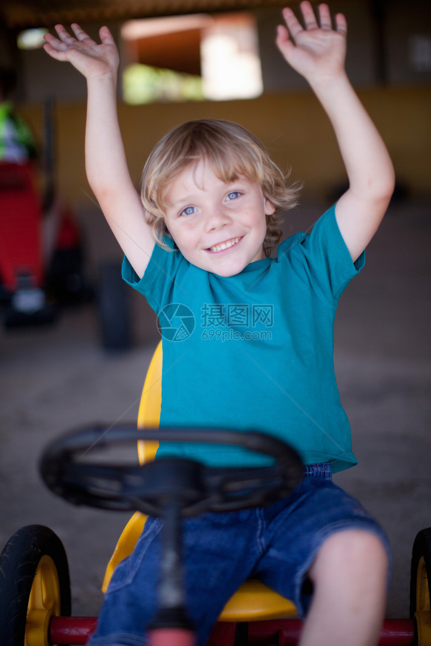 男孩在车库里骑车图片