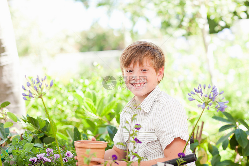小男孩花园打理植物图片