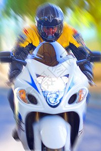 男子骑摩托车的模糊图像背景图片