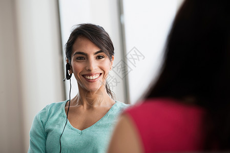 戴耳机的女商人在微笑图片