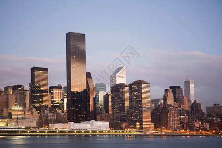 纽约市的摩天大楼在黄昏时城市生活高清图片素材