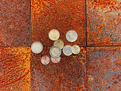 砖地板上的欧元硬币图片