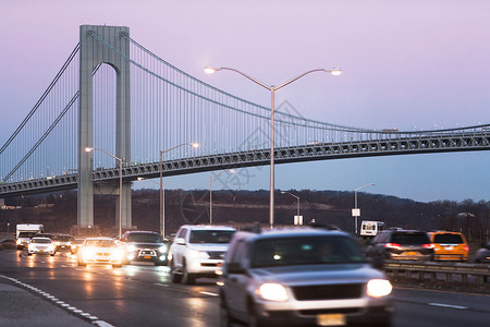 美国纽约Verrazanonarrows桥上的车流背景图片