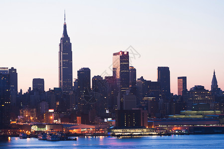 美国纽约市曼哈顿天际和黄昏海滨城市景观高清图片素材